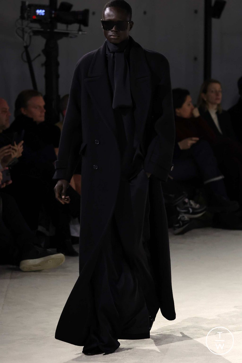 Fashion Week Paris Fall/Winter 2023 look 19 from the Saint Laurent collection menswear