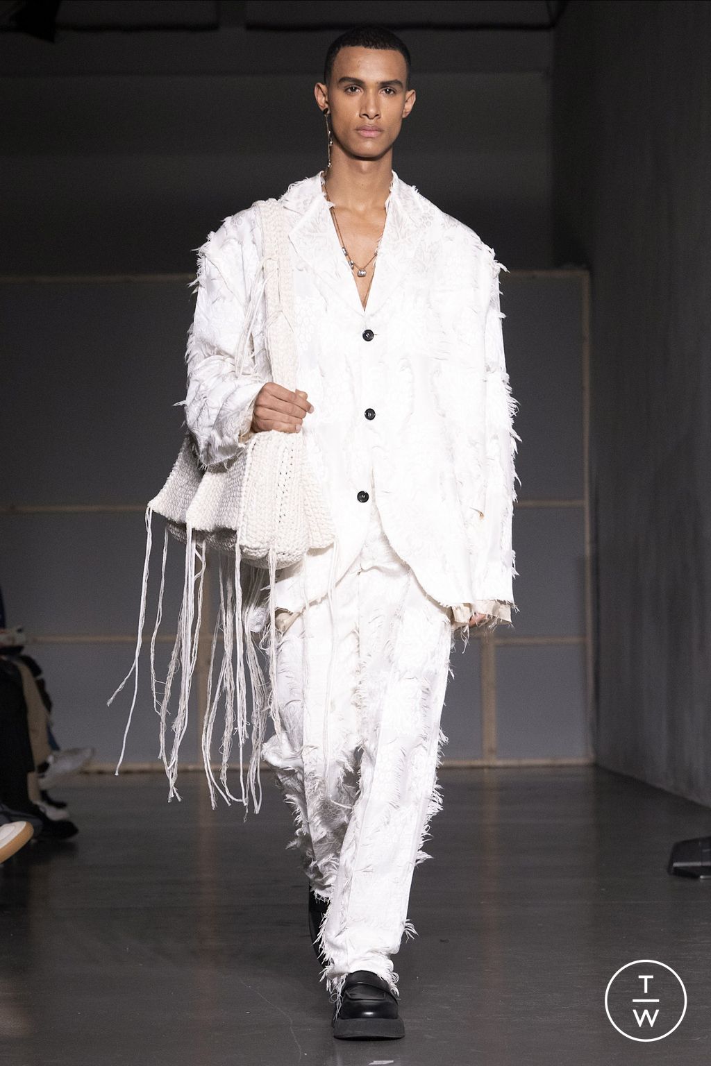 Fashion Week Milan Fall/Winter 2023 look 17 de la collection Federico Cina menswear