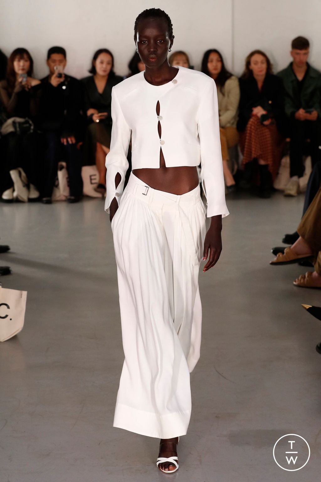 Fashion Week London Spring/Summer 2023 look 1 from the Eudon Choi collection 女装