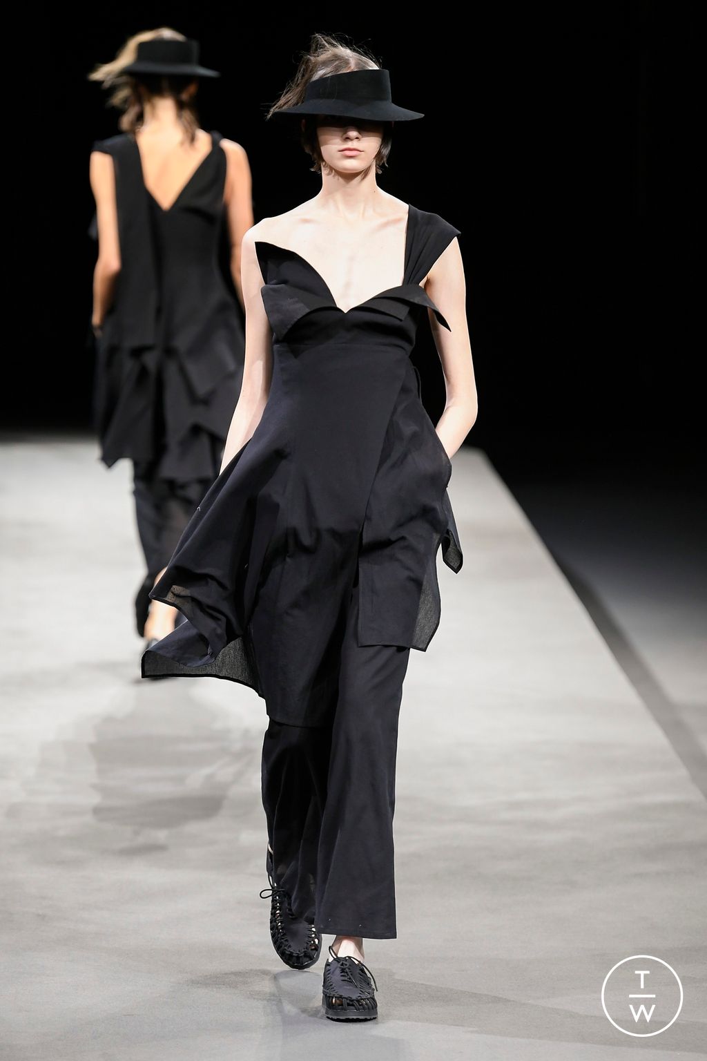 Fashion Week Paris Spring/Summer 2023 look 30 de la collection Yohji Yamamoto womenswear