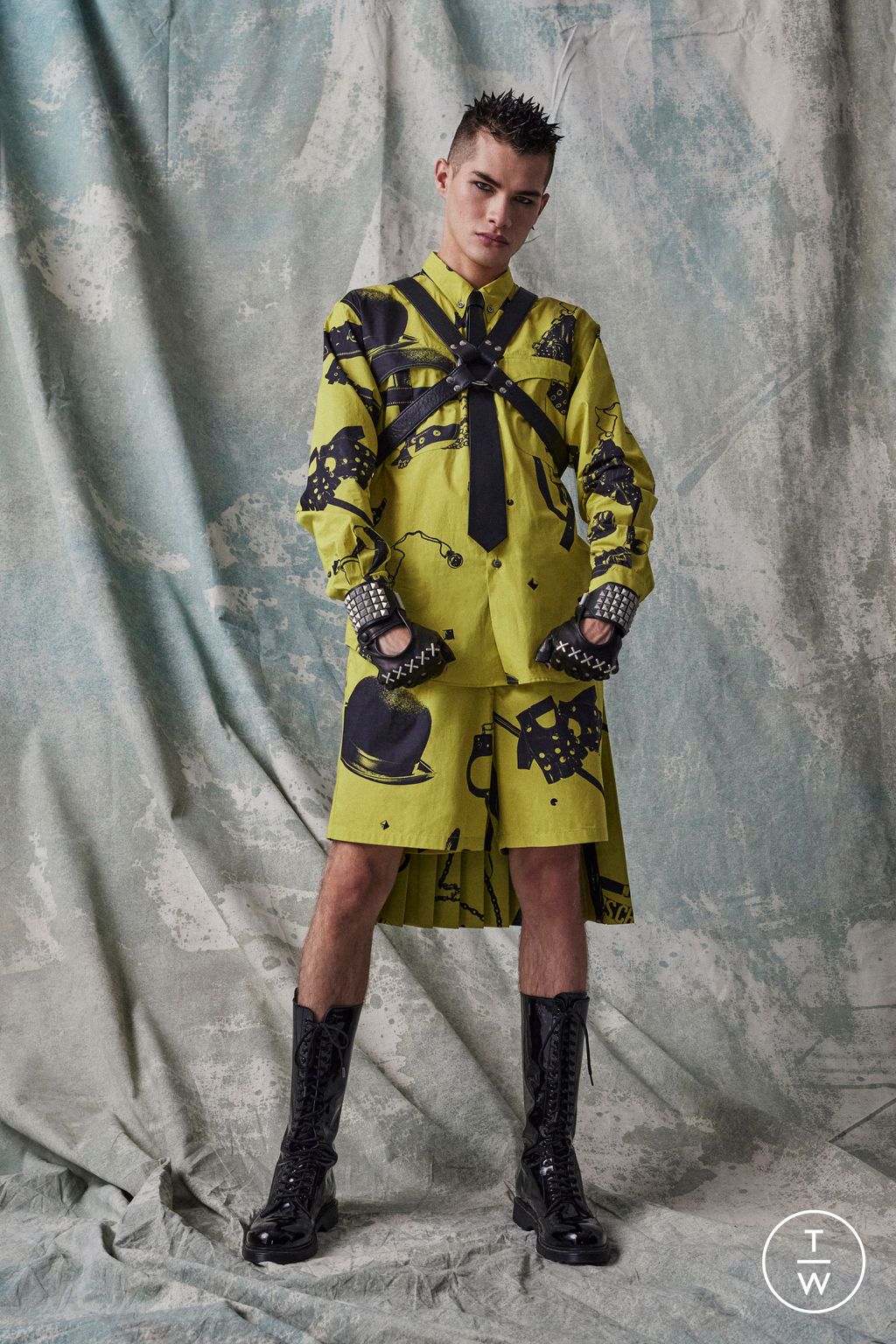 Fashion Week Milan Pre-Fall 2023 look 30 from the Moschino collection menswear