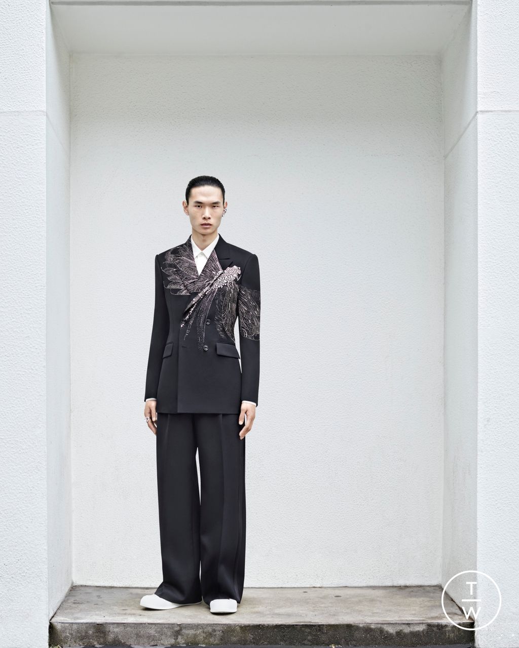 Fashion Week Paris Resort 2024 look 28 from the Alexander McQueen collection 男装