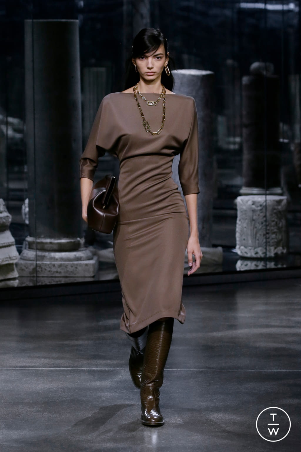 Fashion Week Milan Fall/Winter 2021 look 31 from the Fendi collection 女装