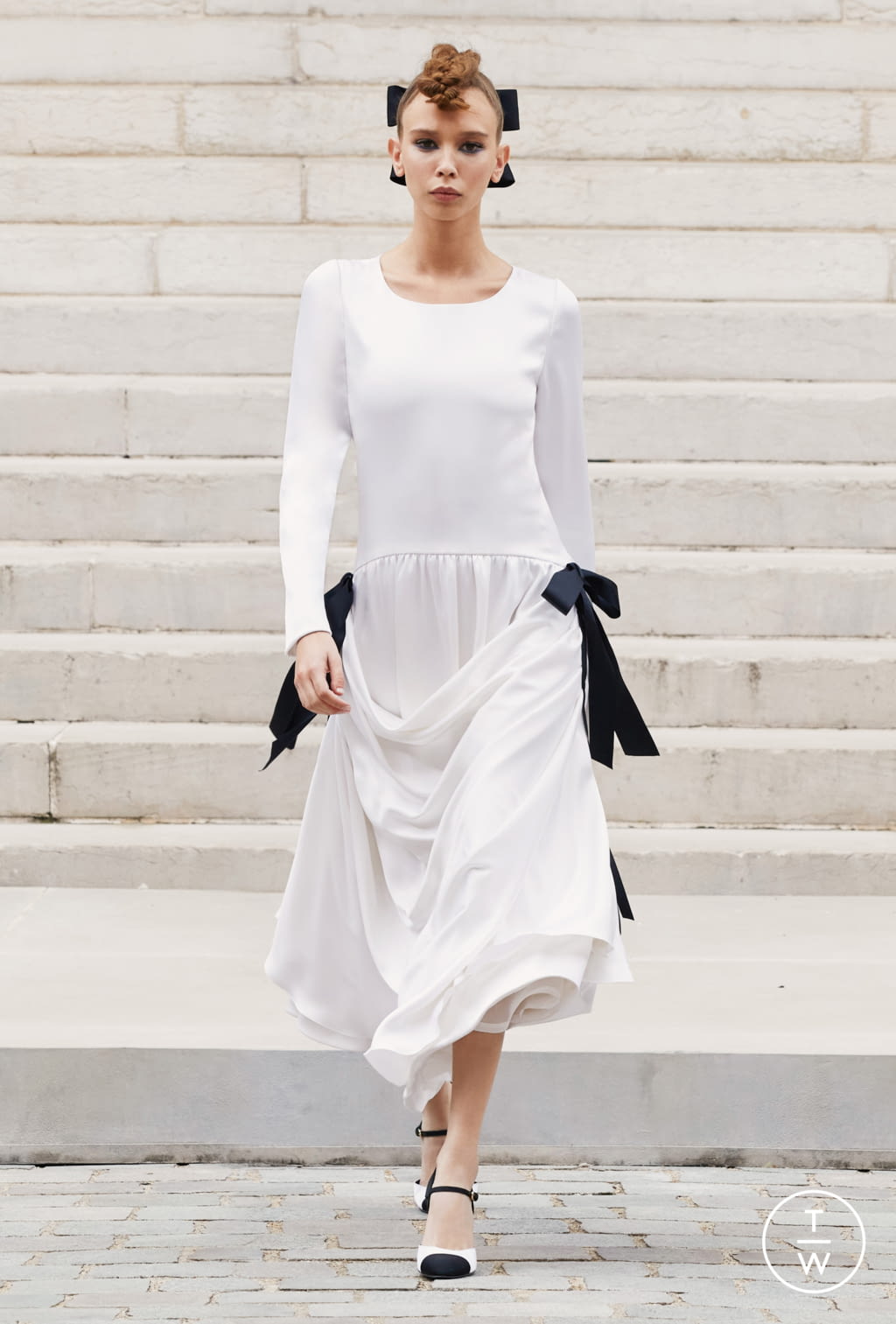 Fashion Week Paris Fall/Winter 2021 look 31 from the Chanel collection couture
