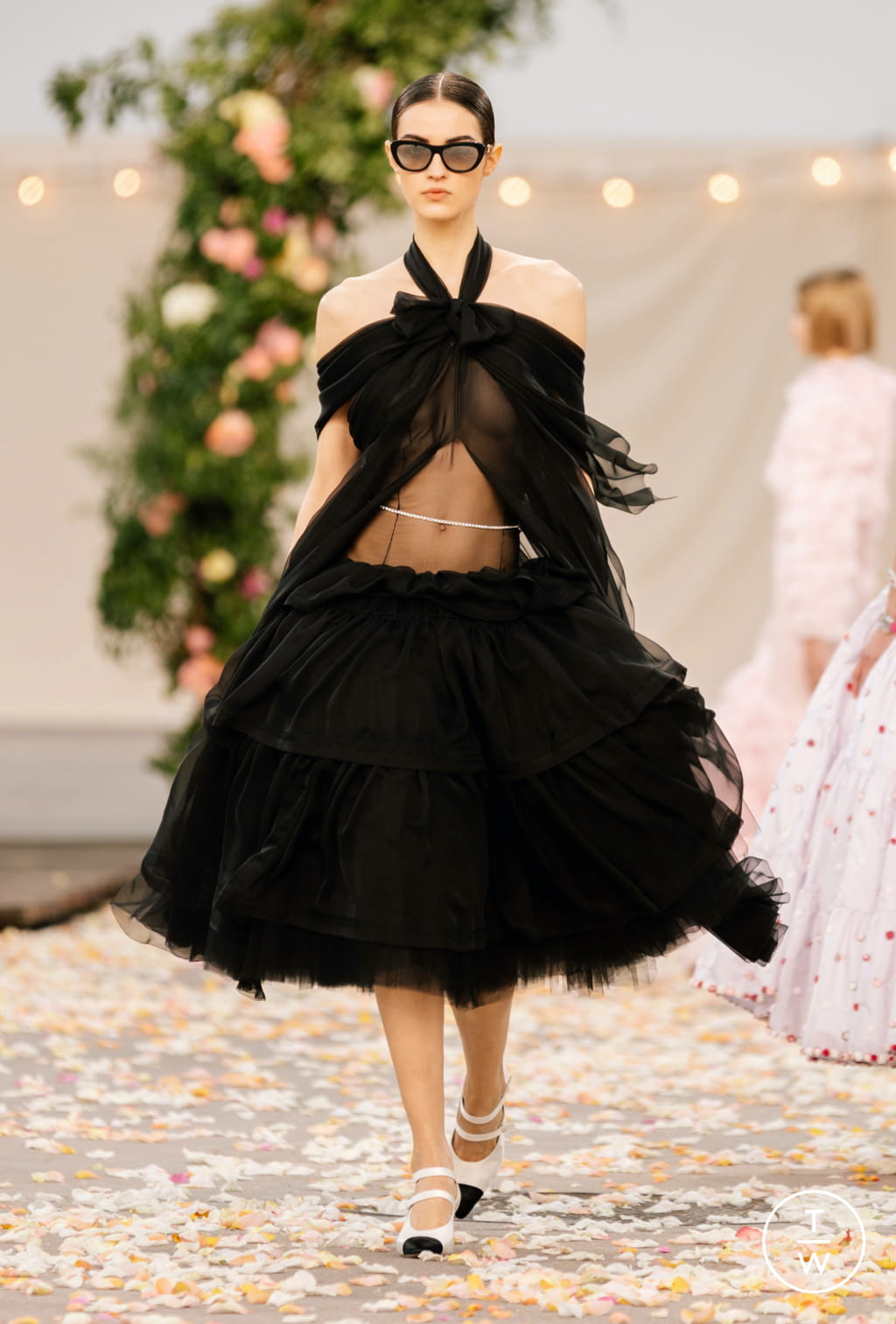 Fashion Week Paris Spring/Summer 2021 look 31 from the Chanel collection couture