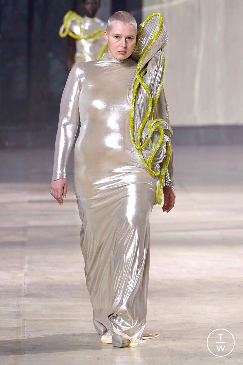 Fashion Week Paris Spring/Summer 2023 look 16 de la collection Gaurav Gupta couture