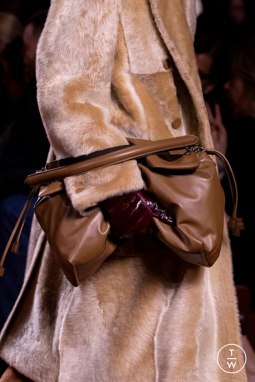 Fashion Week Milan Fall/Winter 2025 look 91 from the Fendi collection 女装配饰