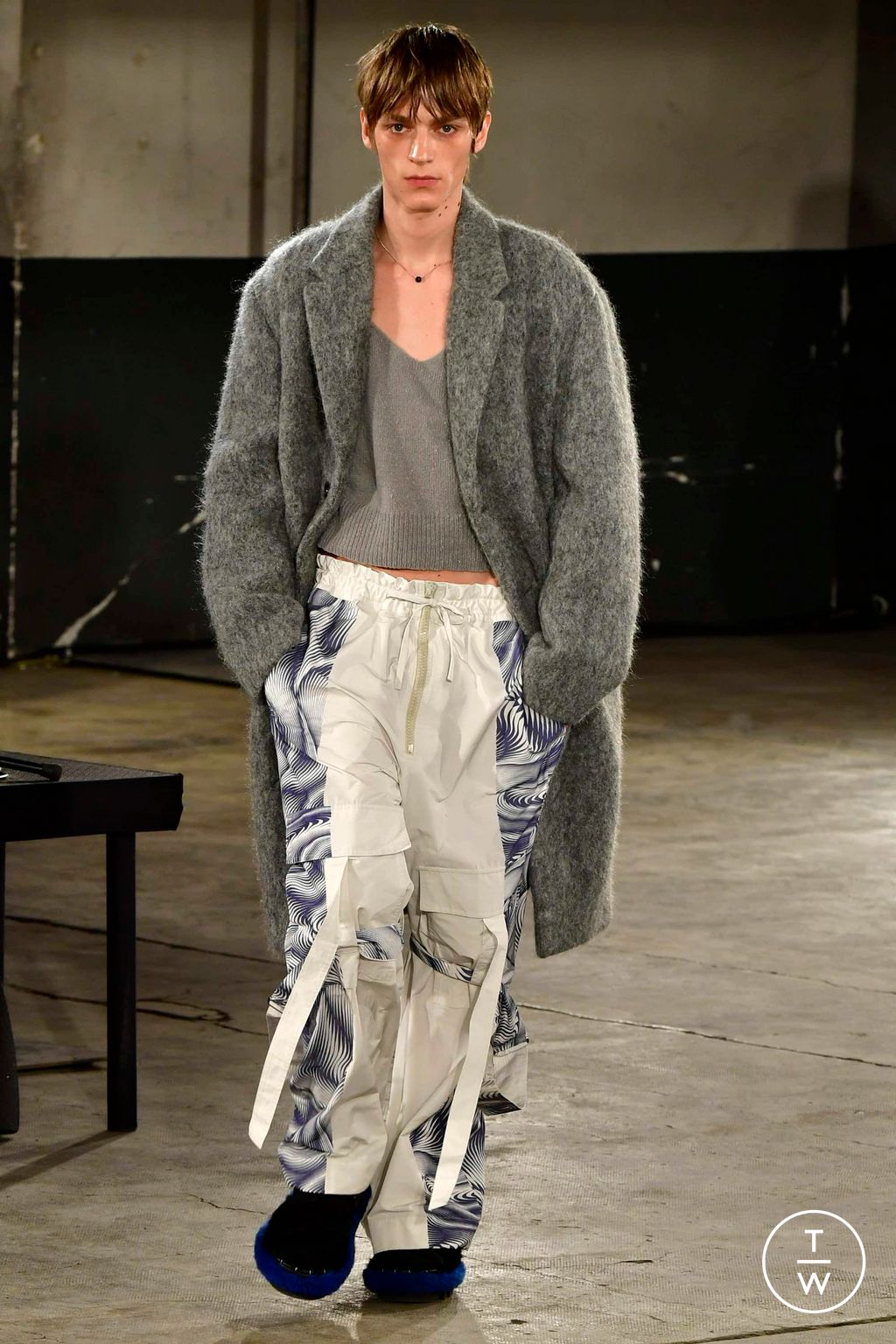 Fashion Week Paris Fall/Winter 2023 look 33 from the Dries Van Noten collection 男装