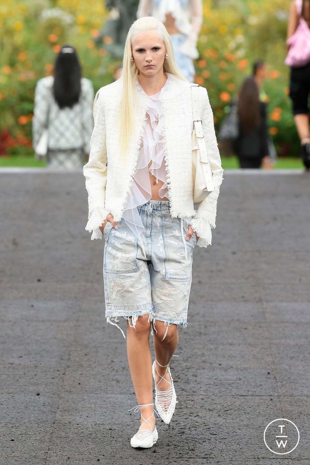 Fashion Week Paris Spring/Summer 2023 look 21 from the Givenchy collection womenswear