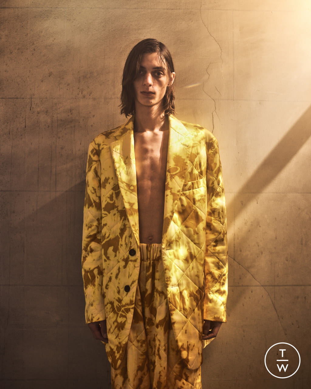 Fashion Week Paris Fall/Winter 2022 look 37 from the Dries Van Noten collection 男装
