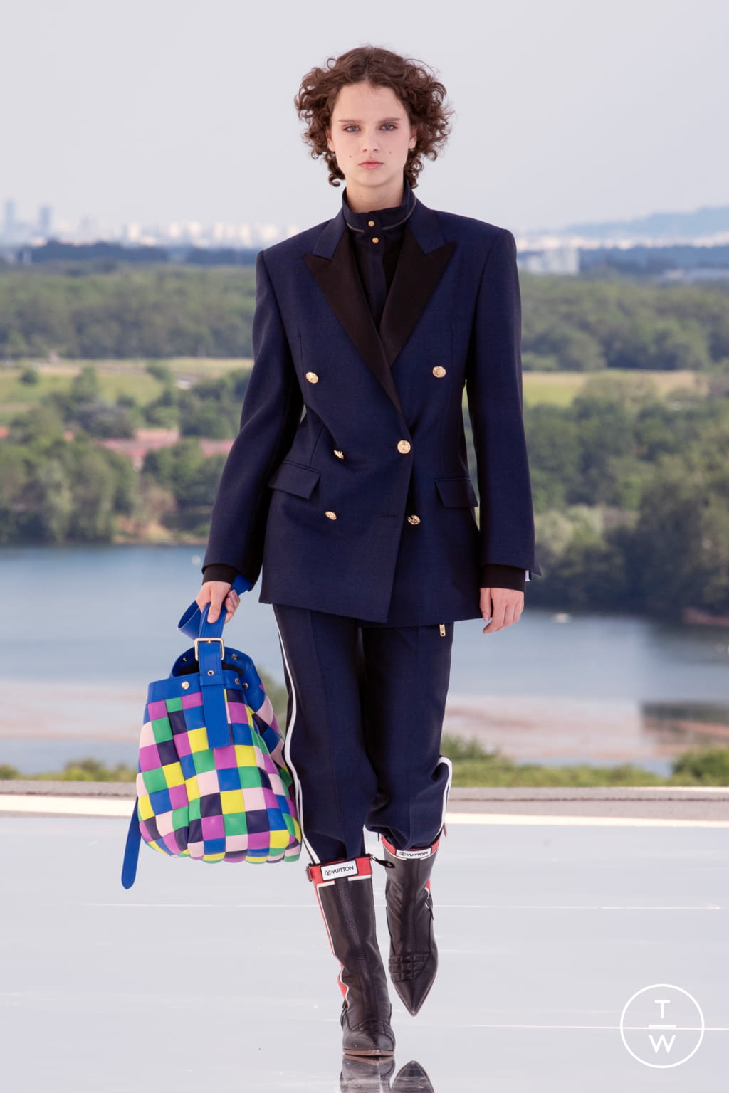 Fashion Week Paris Resort 2022 look 32 from the Louis Vuitton collection womenswear