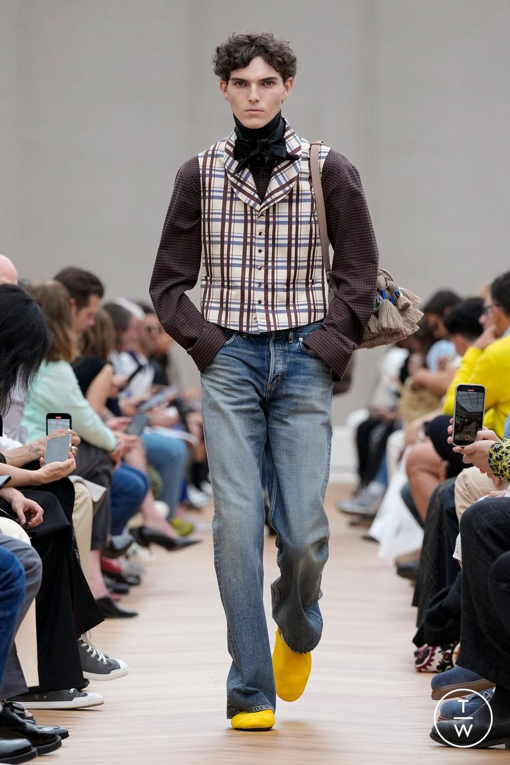 Fashion Week Paris Spring/Summer 2026 look 32 from the Dior Homme collection menswear