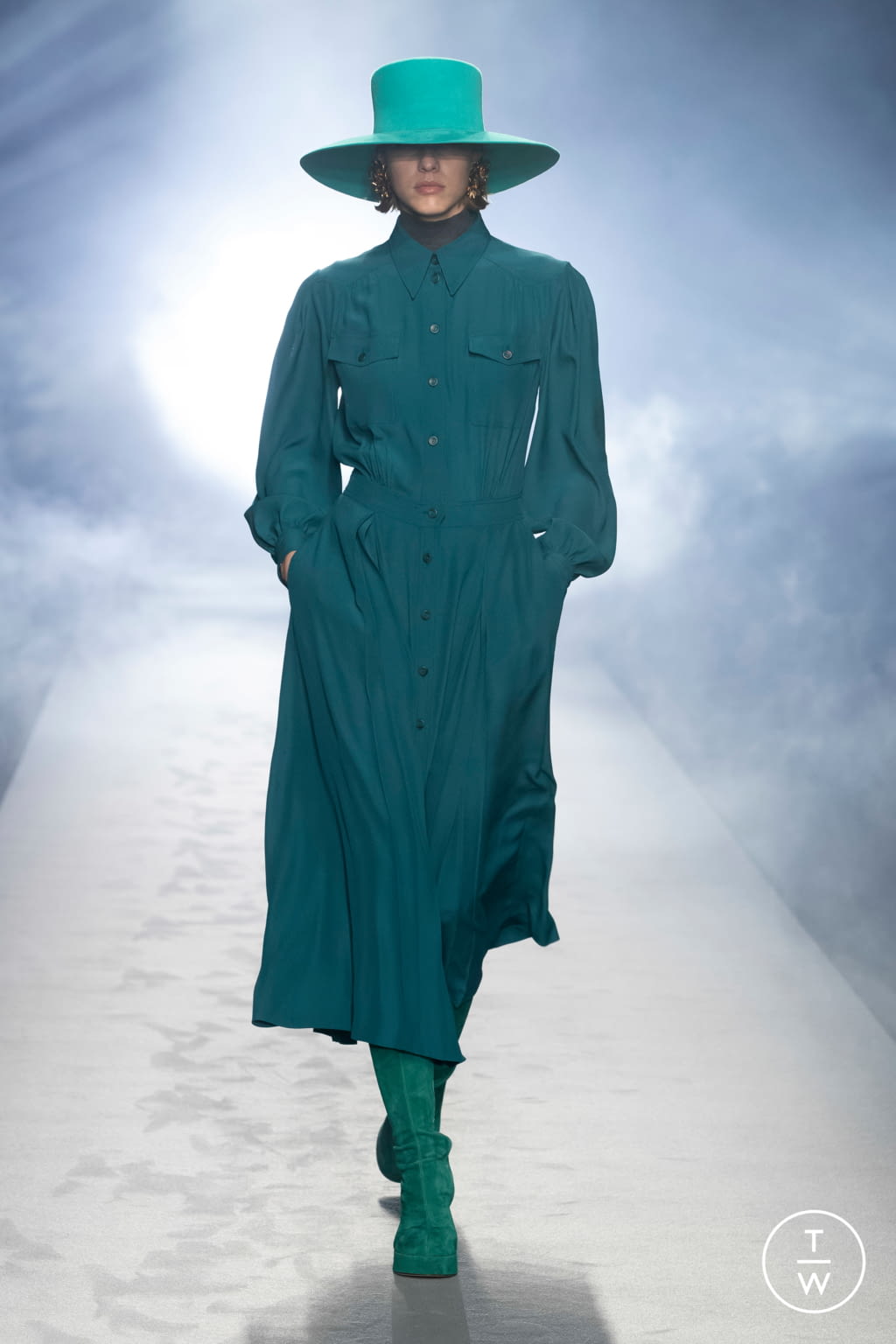 Fashion Week Milan Fall/Winter 2021 look 32 from the Alberta Ferretti collection 女装