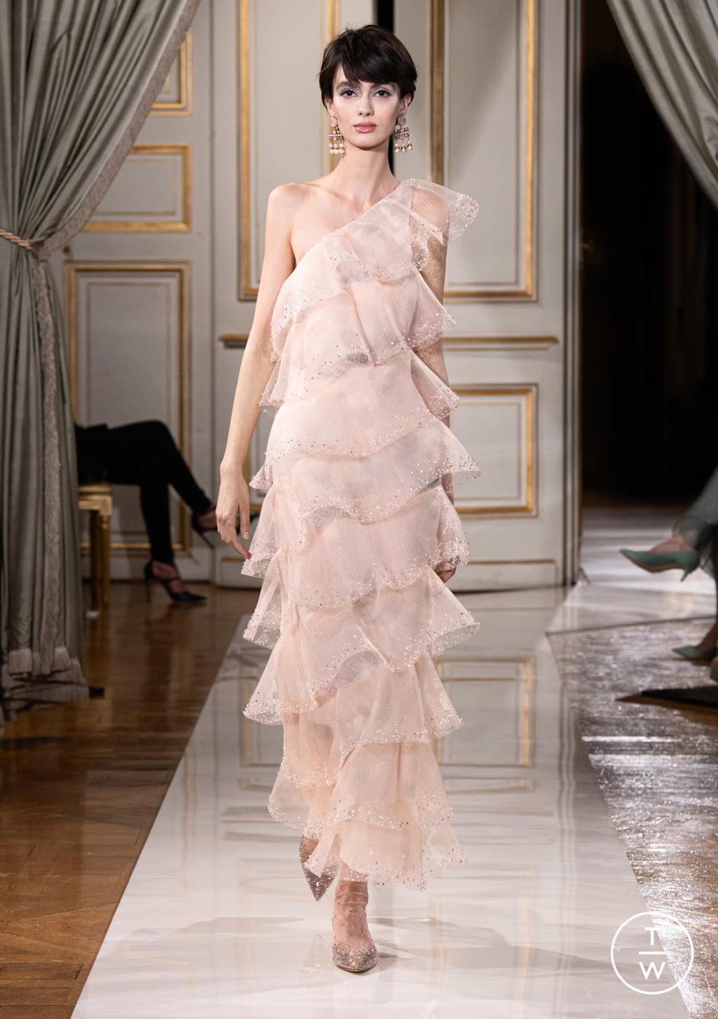 Fashion Week Paris Fall/Winter 2021 look 32 from the Giorgio Armani Privé collection couture