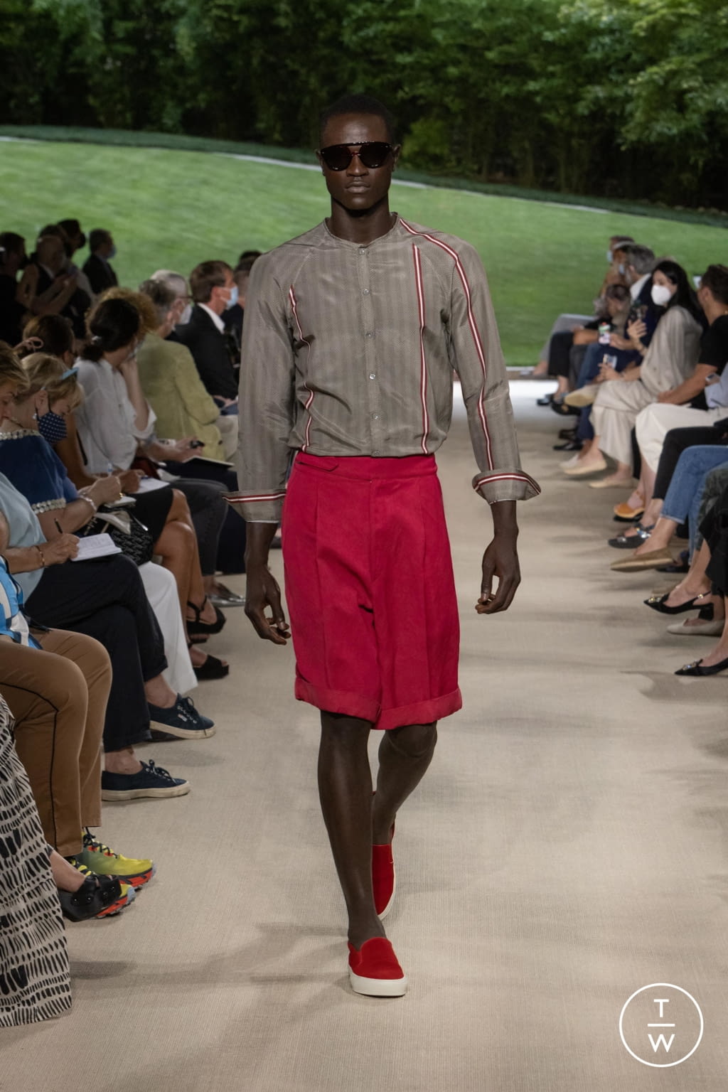 Fashion Week Milan Spring/Summer 2022 look 32 from the Giorgio Armani collection menswear