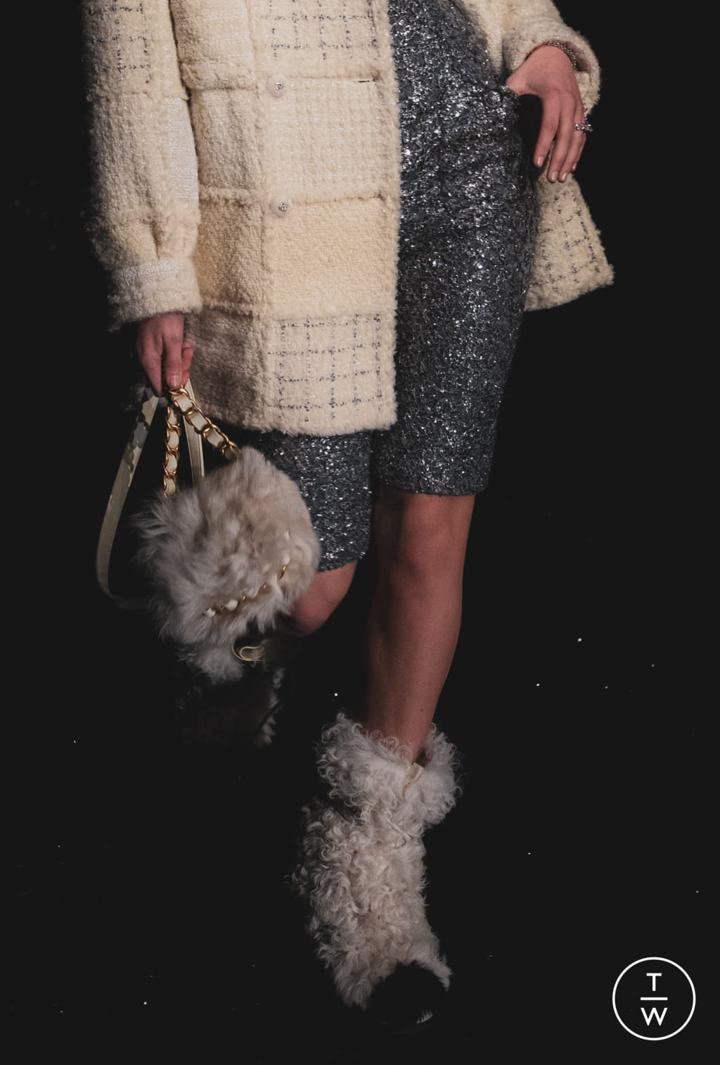 Fashion Week Paris Fall/Winter 2021 look 32 from the Chanel collection womenswear accessories