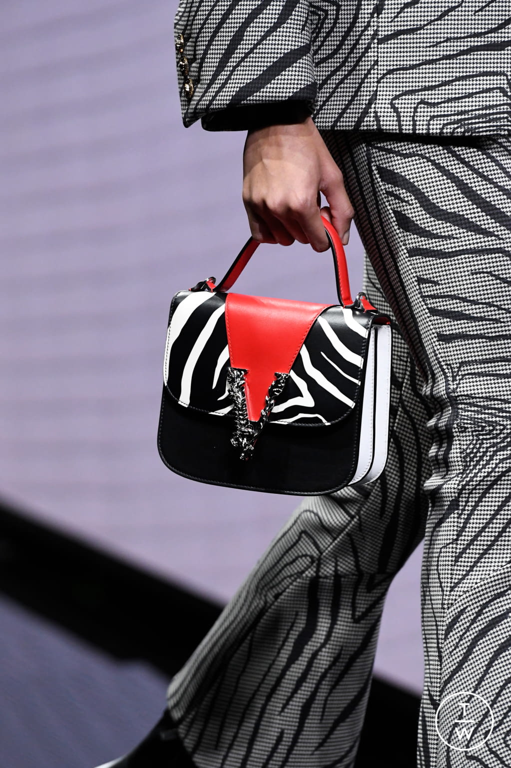 Fashion Week Milan Fall/Winter 2020 look 27 de la collection Versace womenswear accessories