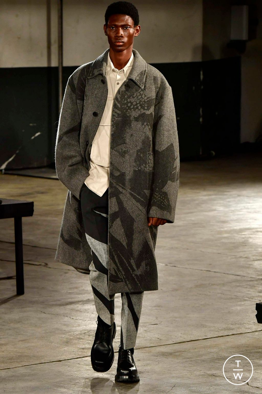 Fashion Week Paris Fall/Winter 2023 look 15 from the Dries Van Noten collection menswear