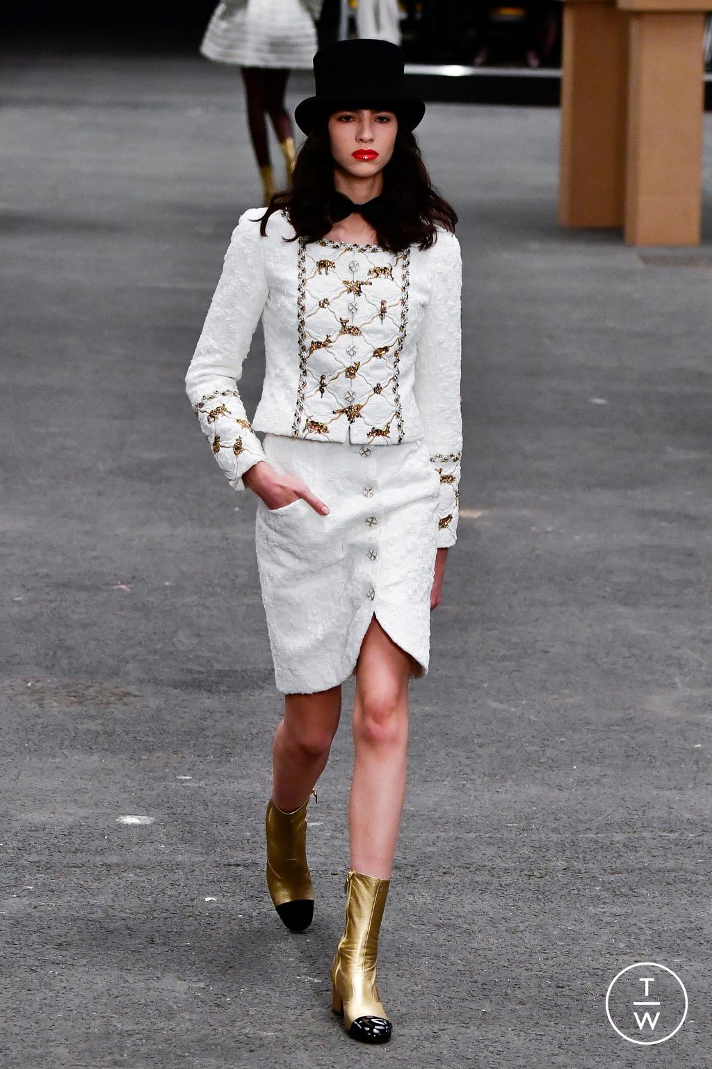 Fashion Week Paris Spring/Summer 2023 look 2 from the Chanel collection couture