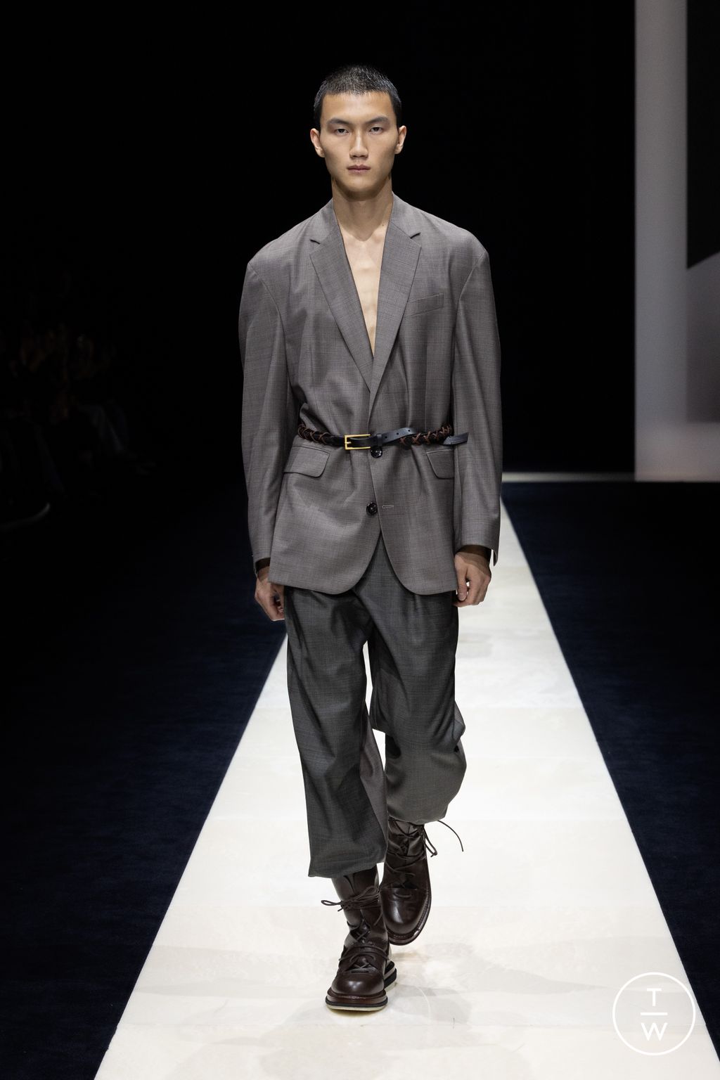 Fashion Week Milan Spring/Summer 2025 look 33 from the Emporio Armani collection womenswear