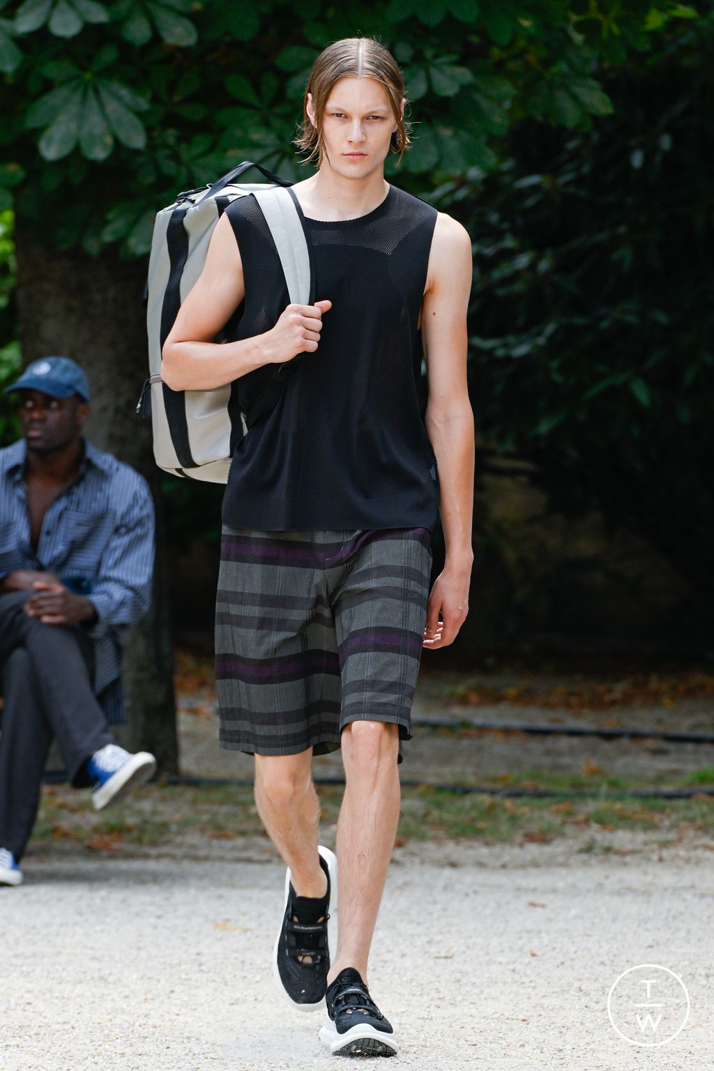 Fashion Week Paris Spring/Summer 2026 look 33 from the White Mountaineering collection 男装