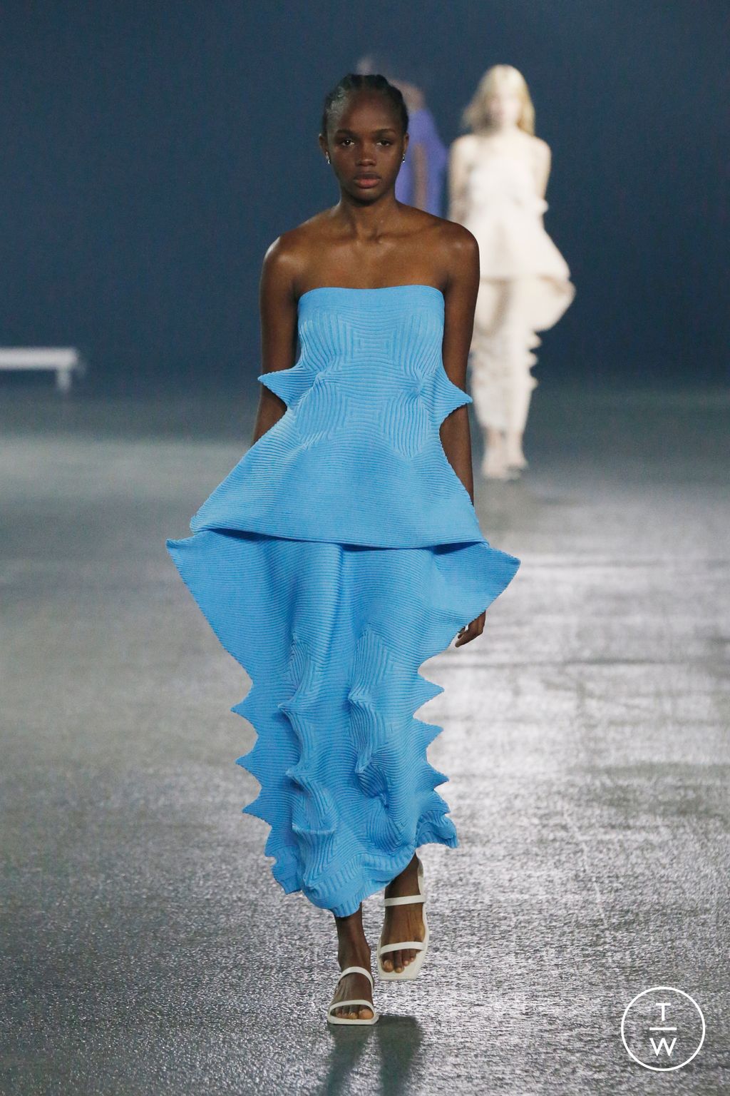 Fashion Week Paris Spring/Summer 2023 look 33 from the Issey Miyake collection 女装