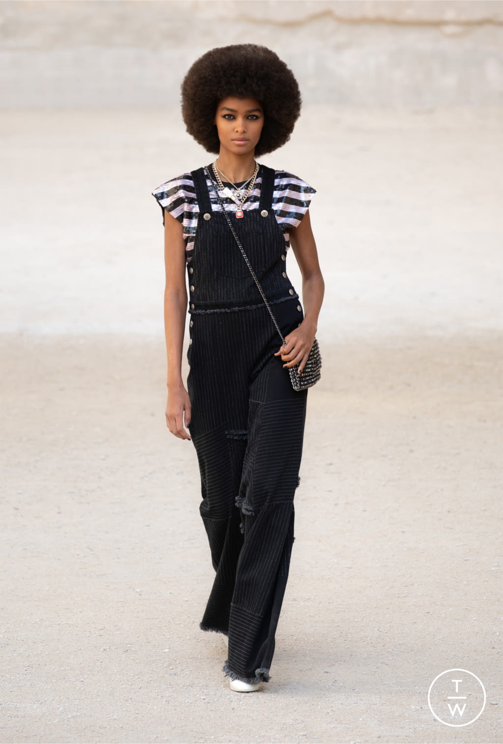 Fashion Week Paris Resort 2022 look 33 from the Chanel collection 女装