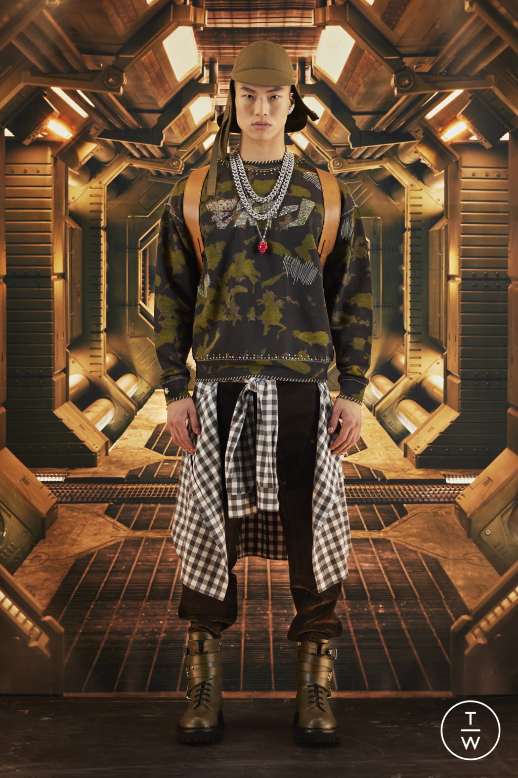 Fashion Week New York Pre-Fall 2022 look 33 from the Moschino collection menswear