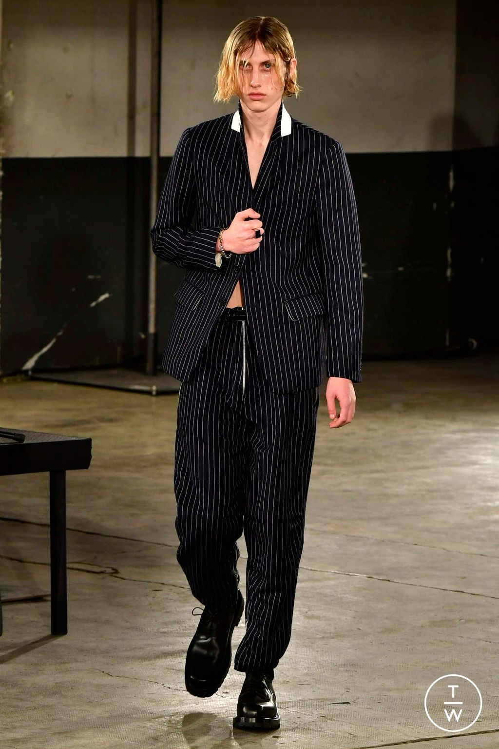 Fashion Week Paris Fall/Winter 2023 look 39 from the Dries Van Noten collection menswear