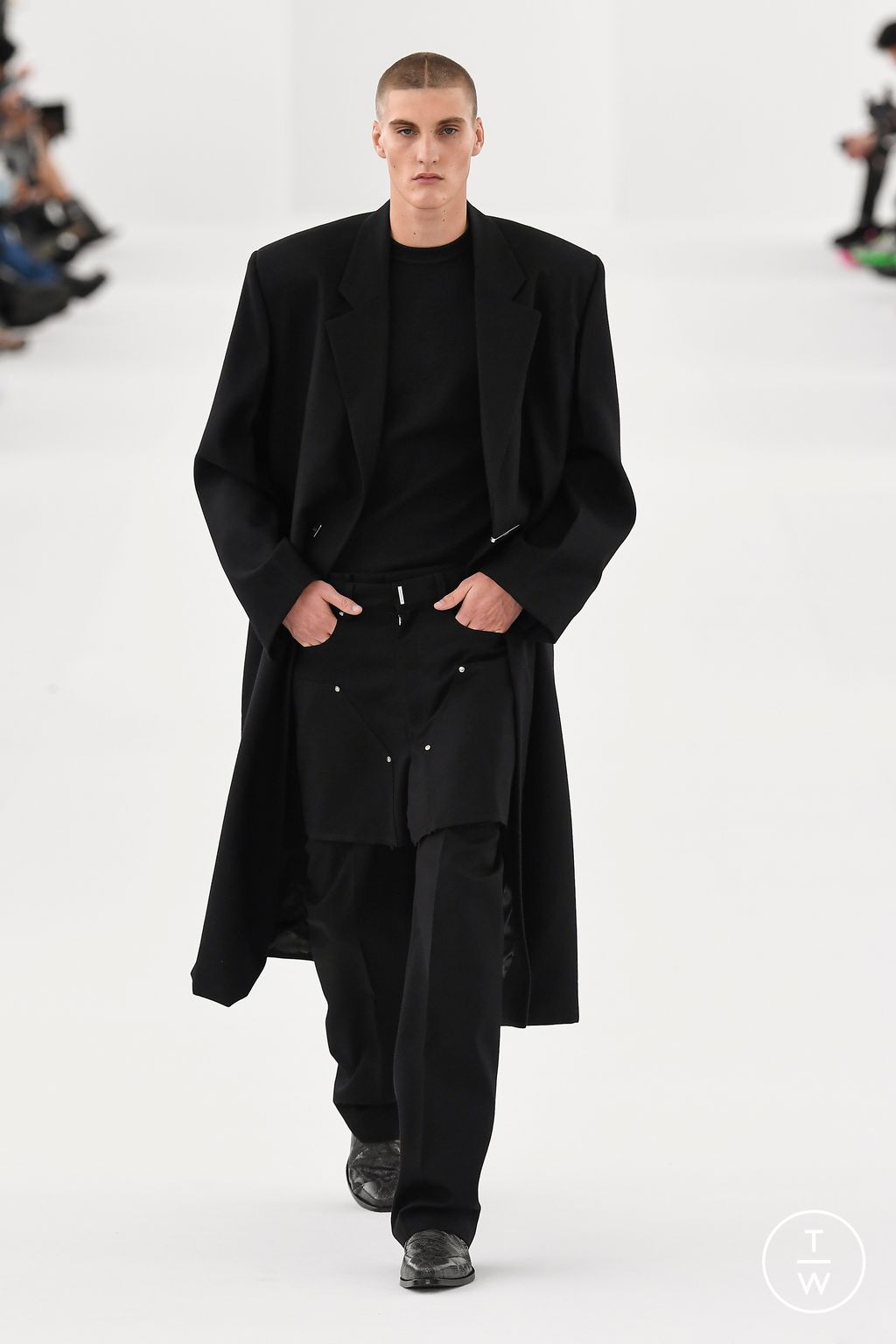 Fashion Week Paris Fall/Winter 2023 look 52 from the Givenchy collection menswear