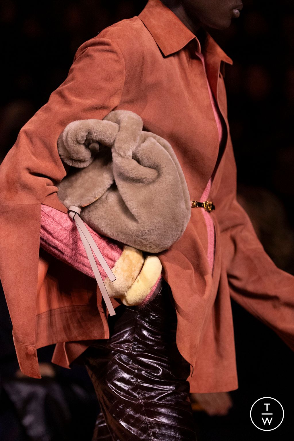 Fashion Week Milan Fall/Winter 2025 look 97 from the Fendi collection 女装配饰