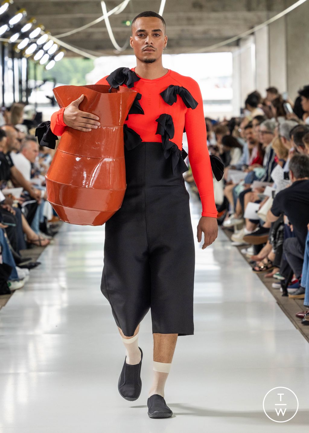 Fashion Week Paris Spring/Summer 2024 look 33 from the IFM PARIS collection 男装