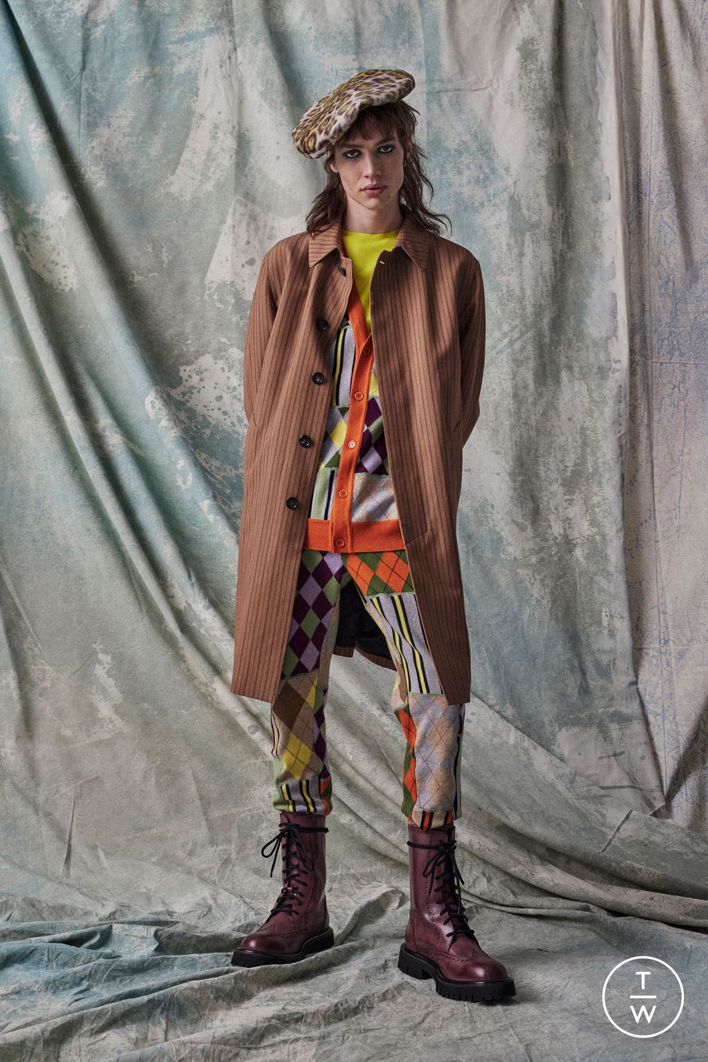 Fashion Week Milan Pre-Fall 2023 look 33 from the Moschino collection menswear