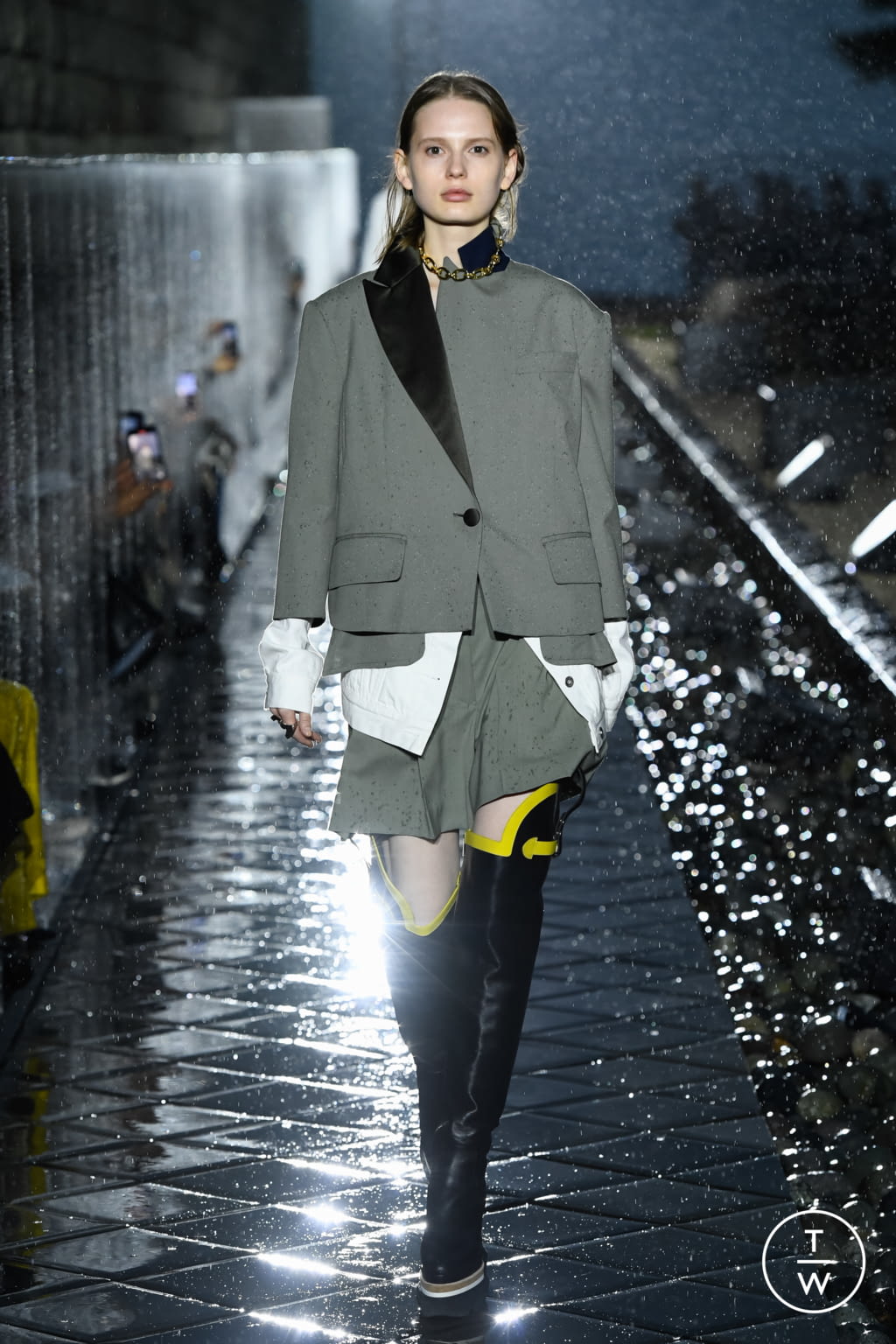Fashion Week Paris Spring/Summer 2021 look 34 from the Sacai collection 女装