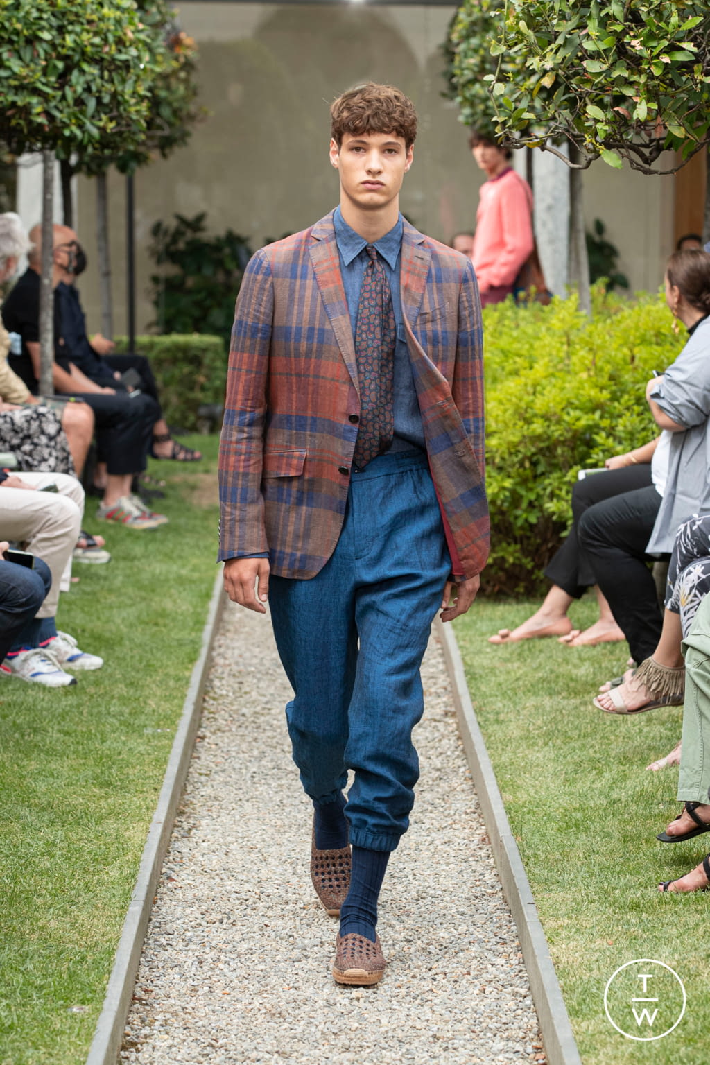 Fashion Week Milan Spring/Summer 2021 look 34 from the Etro collection 男装