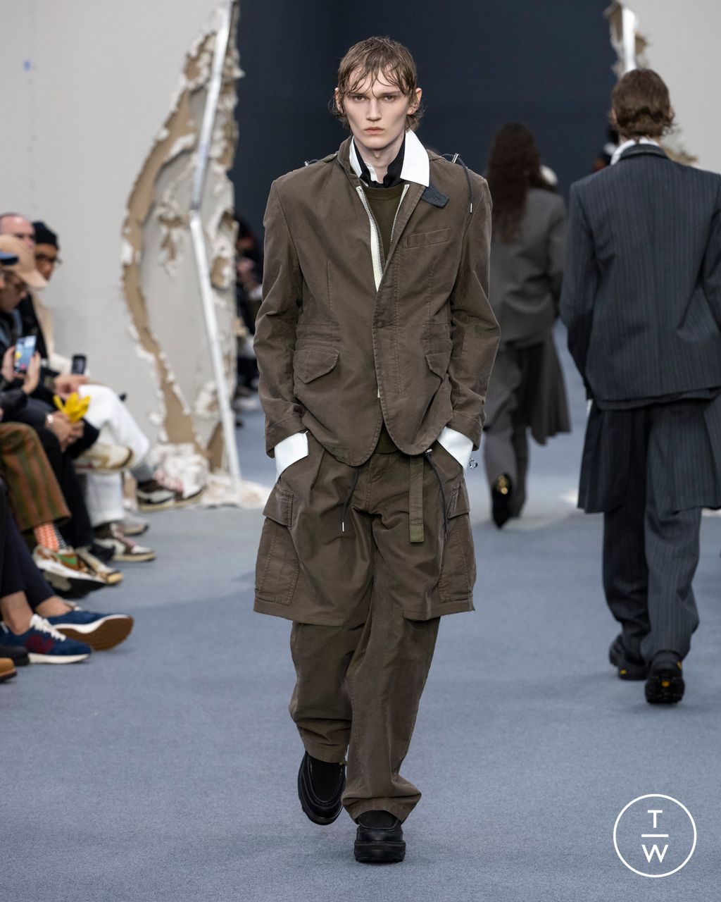 Fashion Week Paris Fall/Winter 2026 look 34 from the Sacai collection 男装