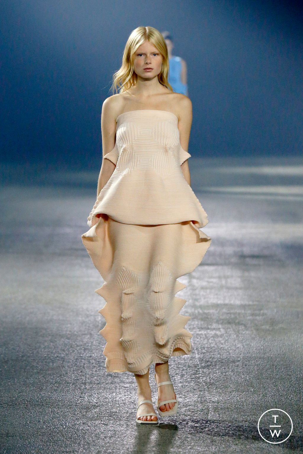 Fashion Week Paris Spring/Summer 2023 look 34 from the Issey Miyake collection womenswear