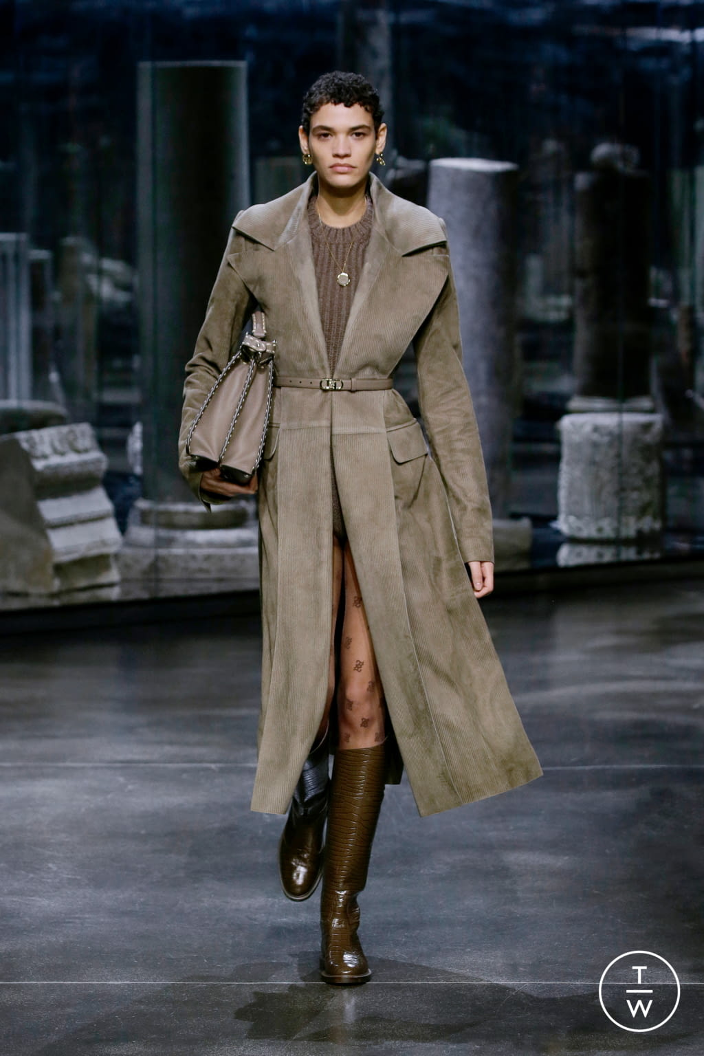 Fashion Week Milan Fall/Winter 2021 look 34 from the Fendi collection 女装