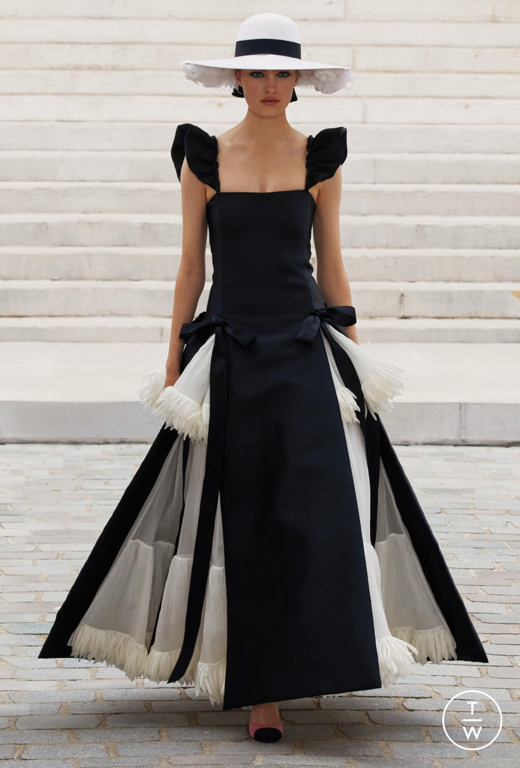 Fashion Week Paris Fall/Winter 2021 look 34 de la collection Chanel couture