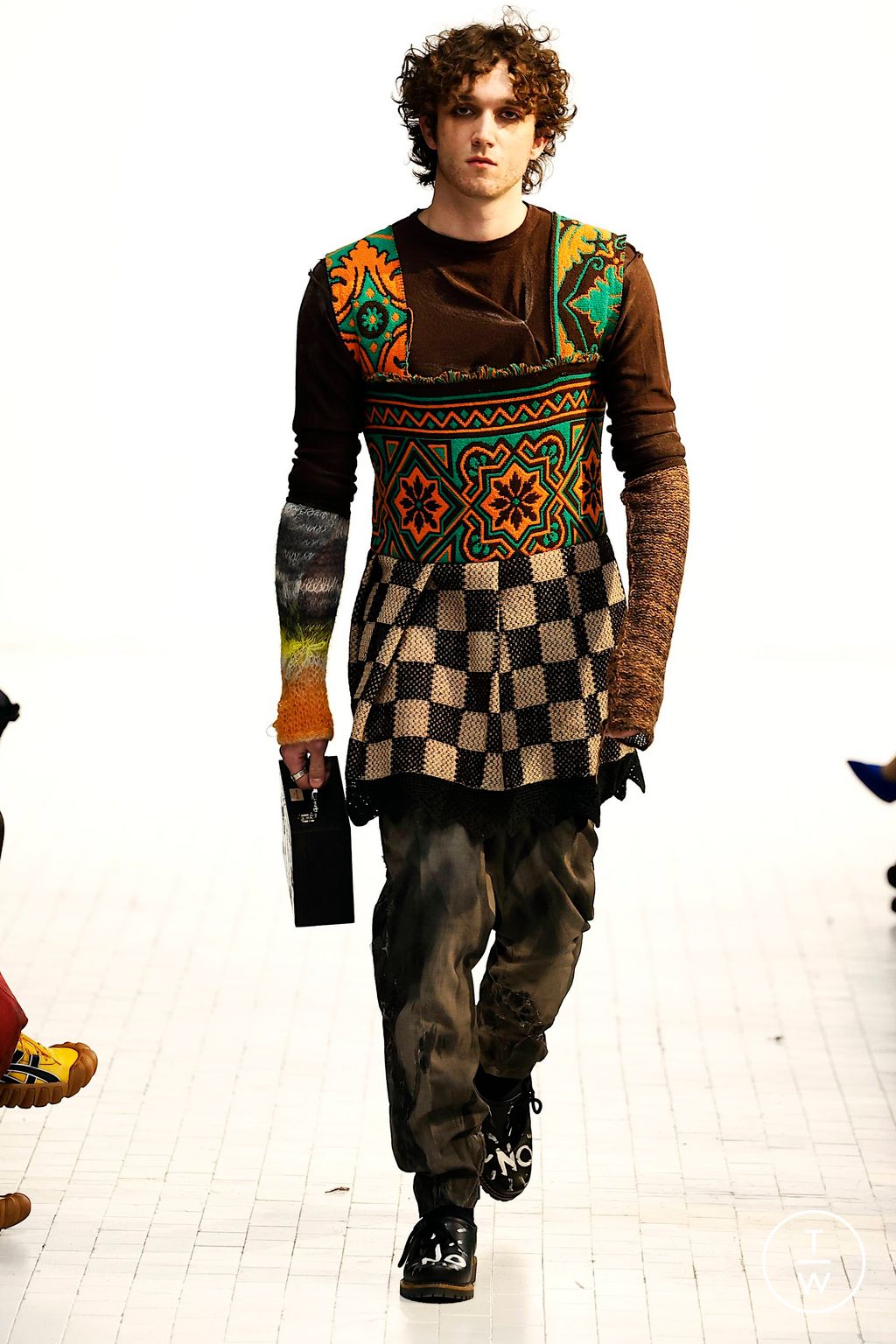 Fashion Week Milan Fall/Winter 2023 look 11 de la collection Simon Cracker menswear