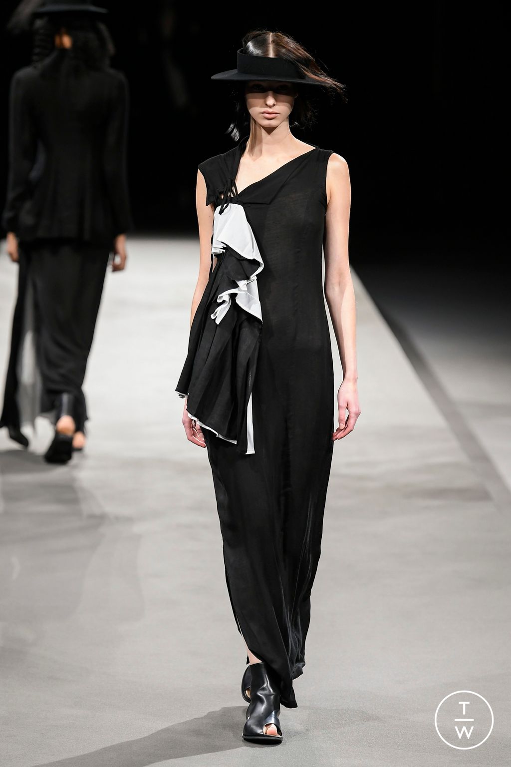 Fashion Week Paris Spring/Summer 2023 look 10 from the Yohji Yamamoto collection womenswear