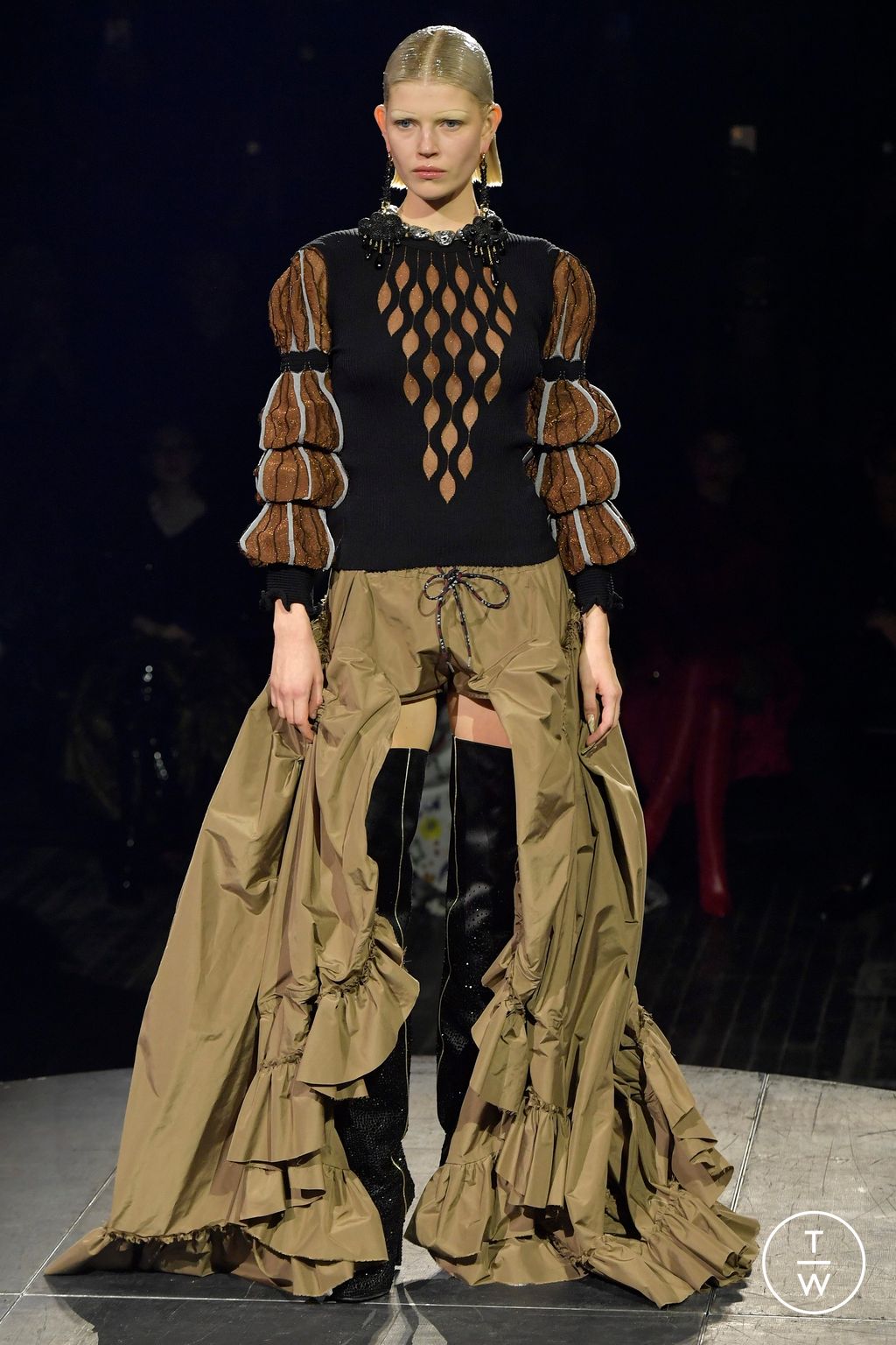 Fashion Week Paris Spring/Summer 2023 look 4 from the Andreas Kronthaler for Vivienne Westwood collection womenswear
