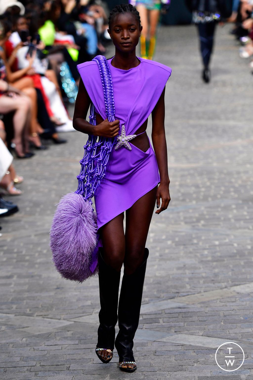 Fashion Week London Spring/Summer 2023 look 27 from the David Koma collection 女装