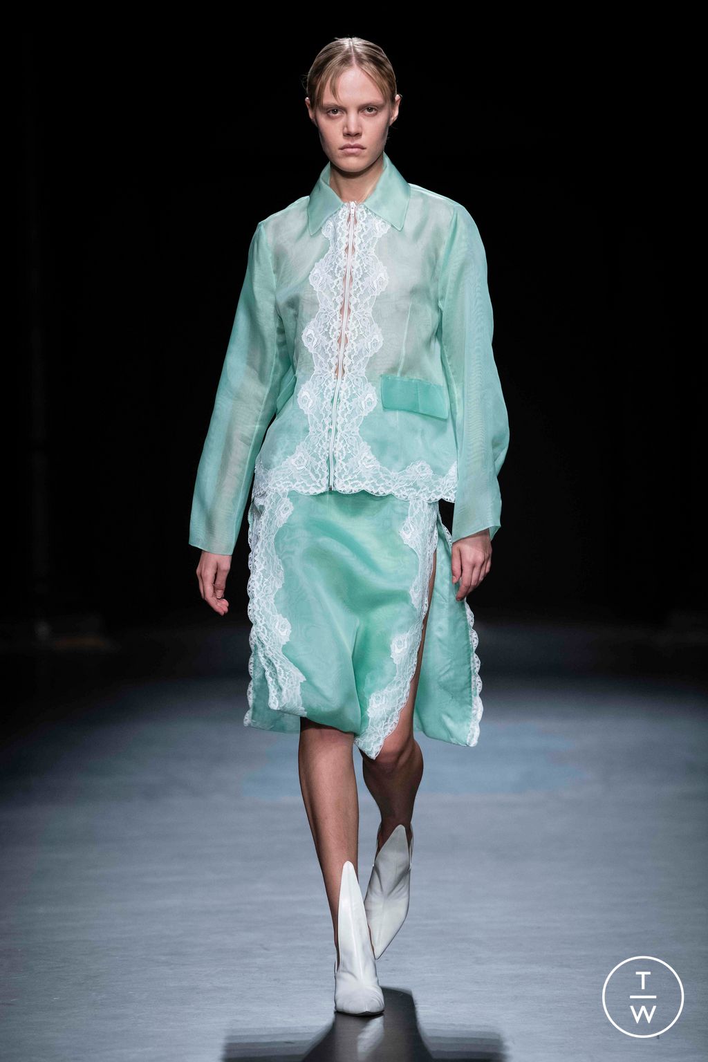 Fashion Week London Spring/Summer 2023 look 1 from the Christopher Kane collection 女装