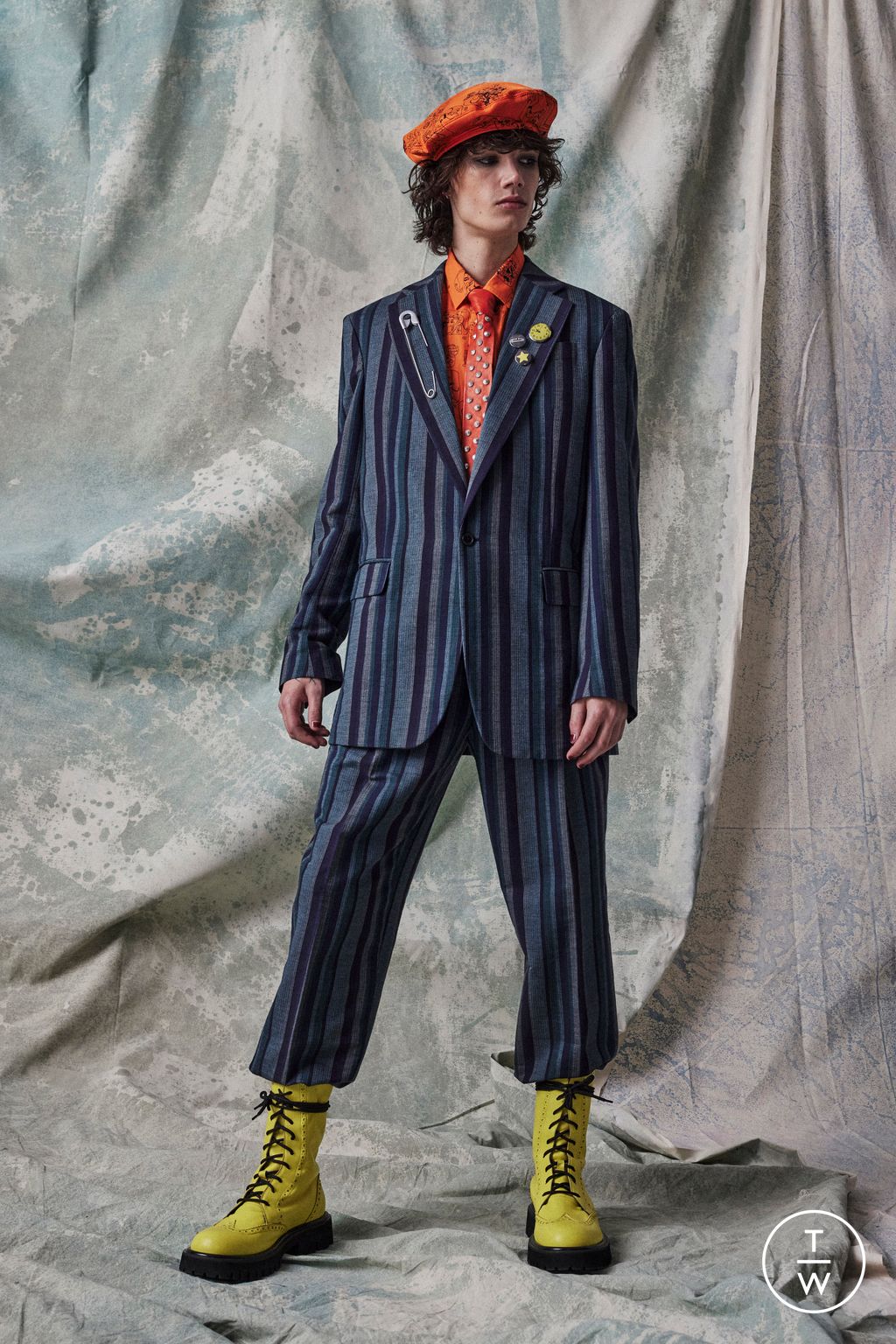 Fashion Week Milan Pre-Fall 2023 look 34 from the Moschino collection 男装