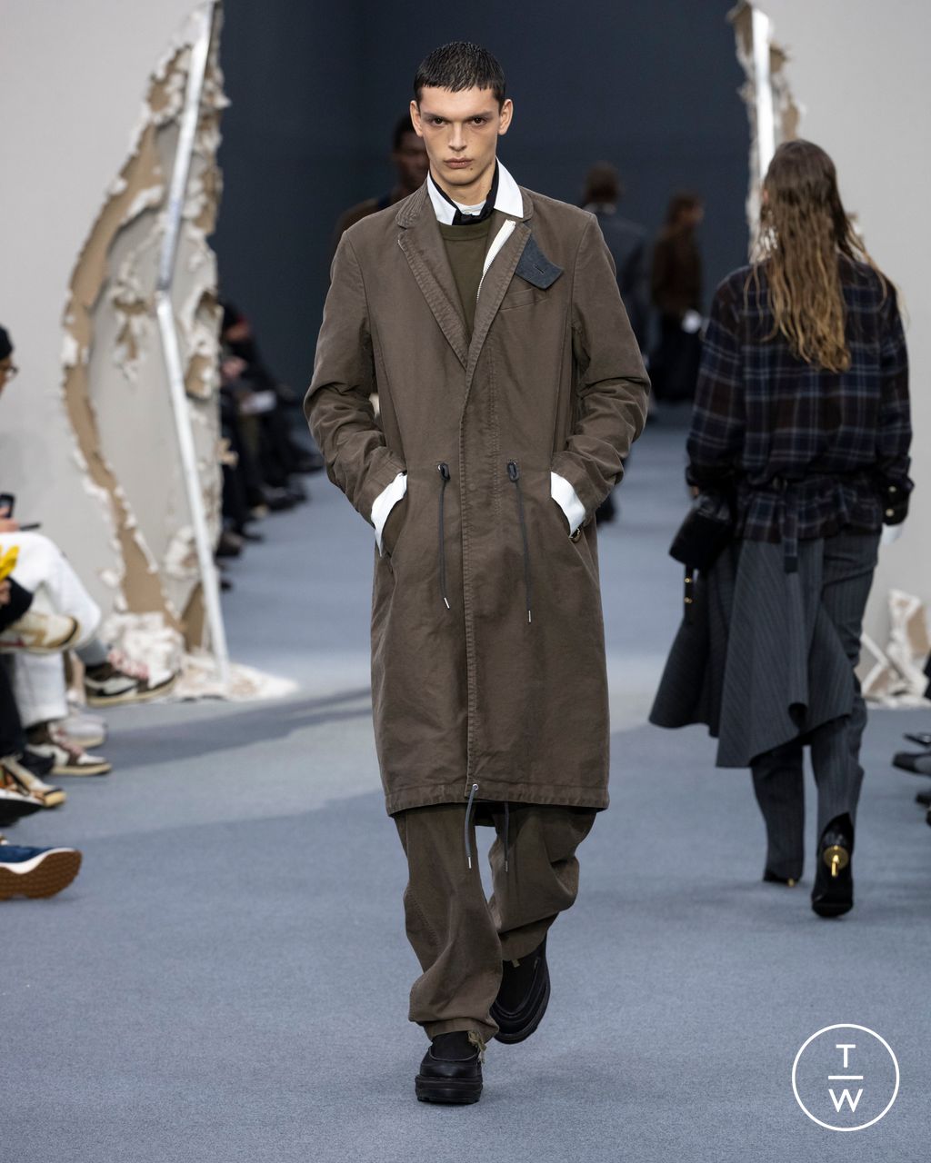 Fashion Week Paris Fall/Winter 2026 look 35 from the Sacai collection menswear