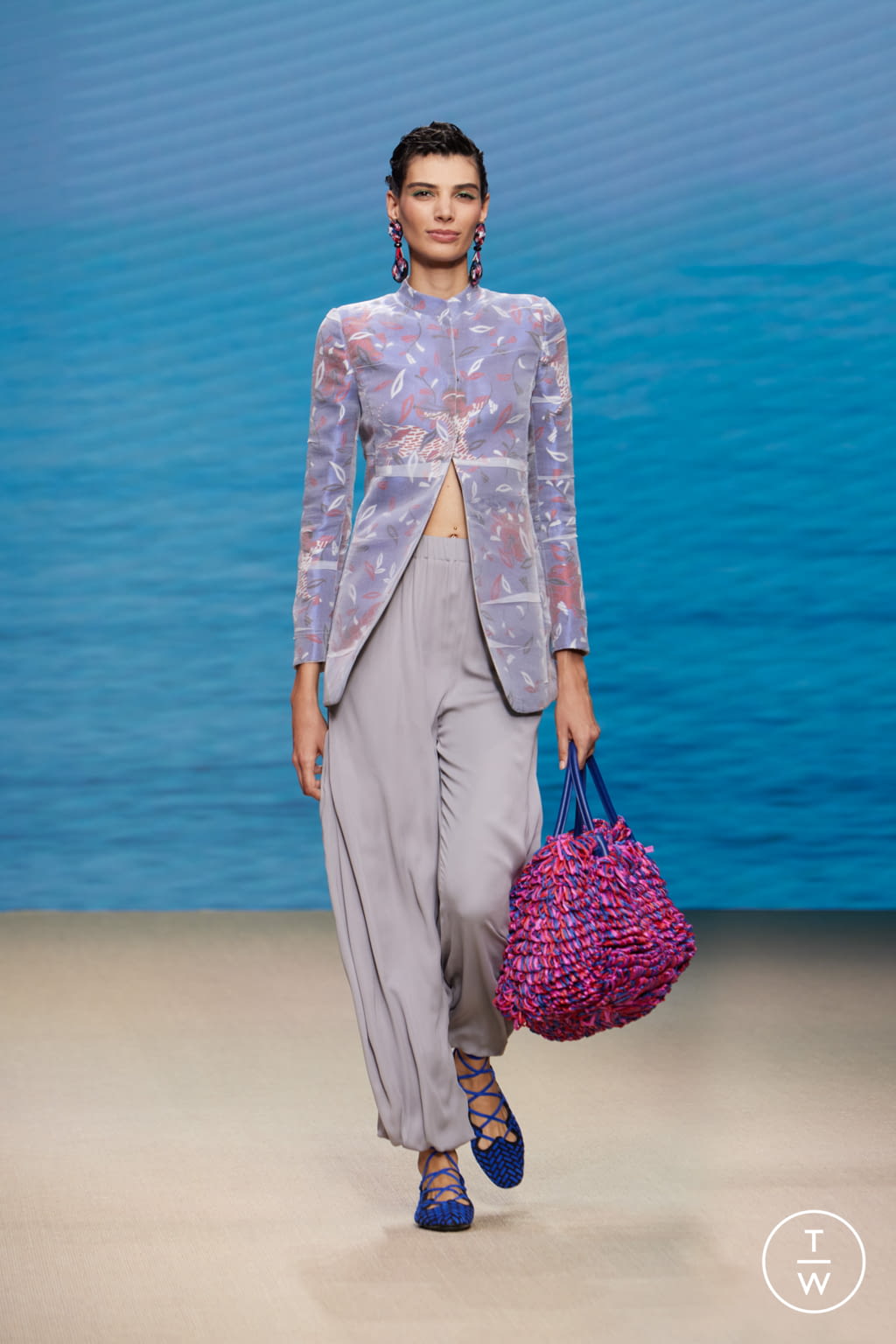 Fashion Week Milan Spring/Summer 2022 look 35 from the Giorgio Armani collection womenswear