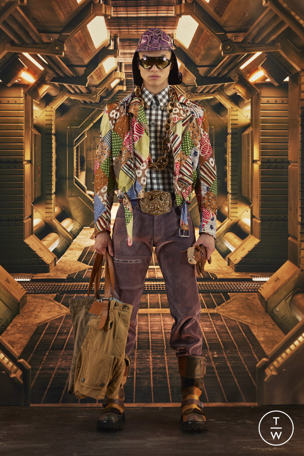 Fashion Week New York Pre-Fall 2022 look 35 from the Moschino collection 男装