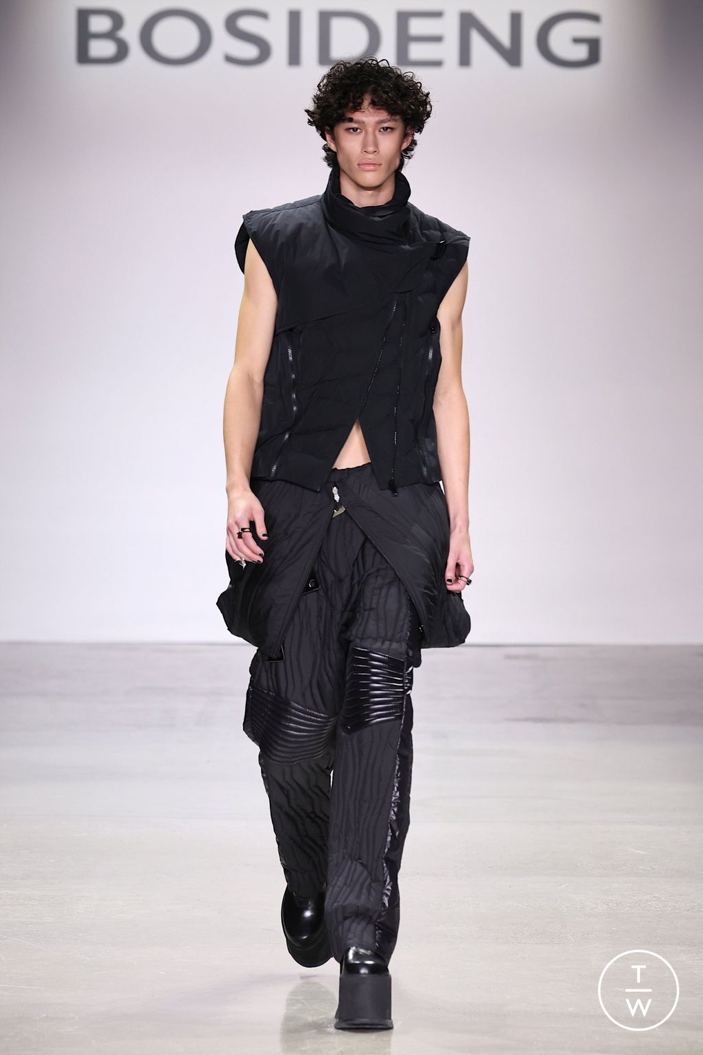 Fashion Week New York Spring/Summer 2023 look 29 from the Bosideng collection womenswear