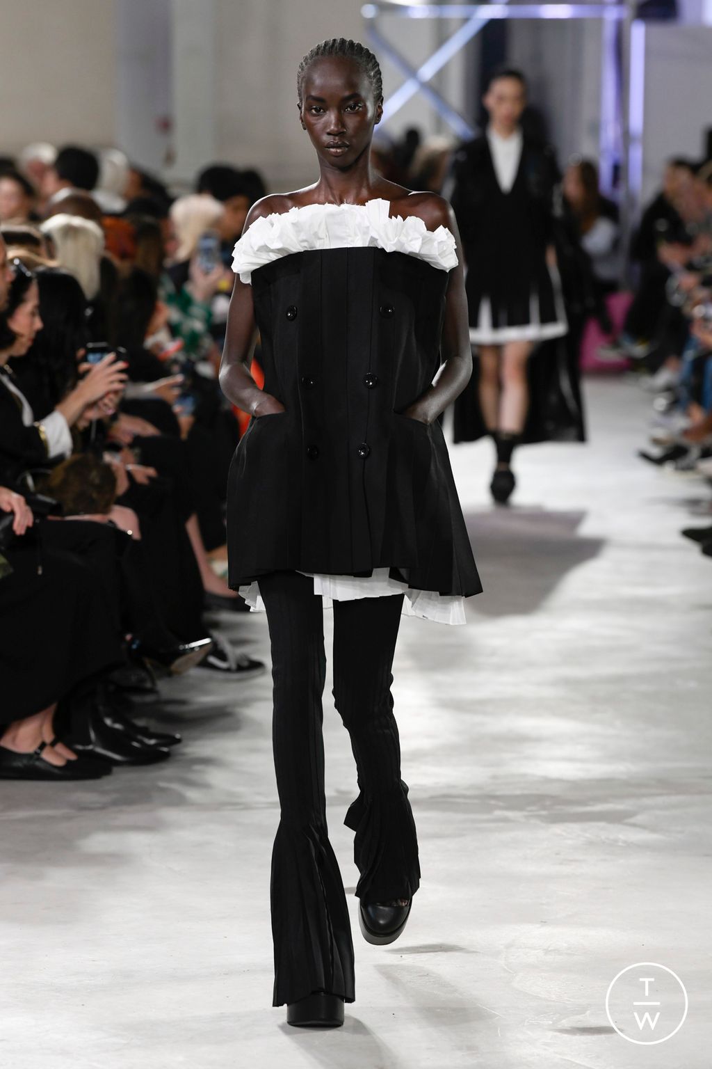 Fashion Week Paris Spring/Summer 2023 look 2 from the Sacai collection 女装